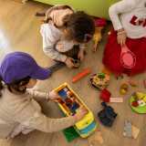 Qui notiamo alcuni bambini immersi fra i giocattoli pi� disparati, intenti a realizzare delle classiche costruzioni